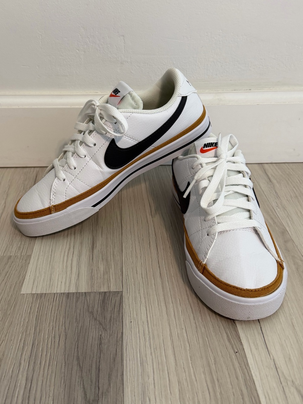 Nike Sneakers womens 7.5 low top skate shoes white Black Swoosh Brown unisex 5.5
